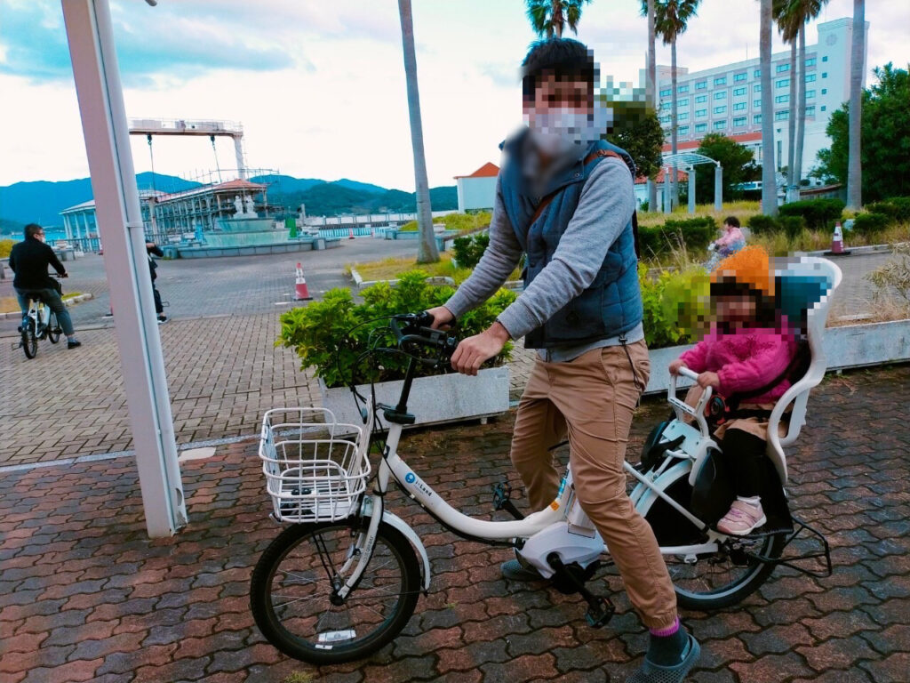 自転車に乗る親子