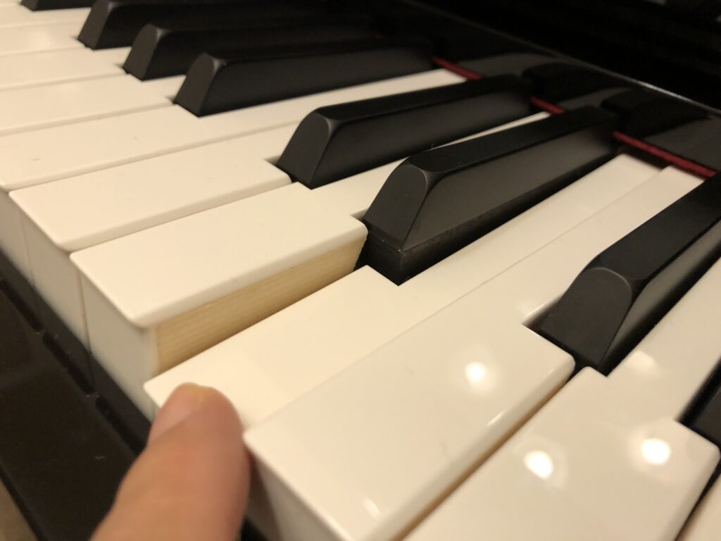 鍵盤を弾く指